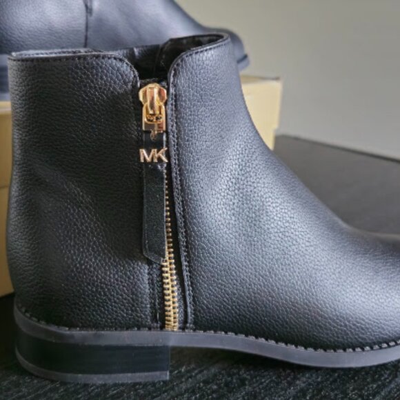 NIB Michael Kors Britt Faux Leather 1" Heel Round Toe Side Zip Ankle Bootie - Picture 9 of 14